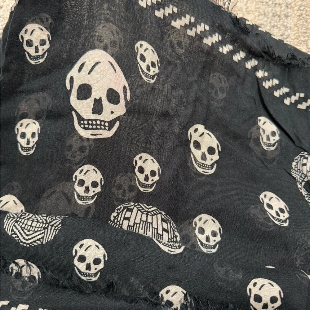 Alexander McQueen Black Skull Scarf - Picture 8 of 10